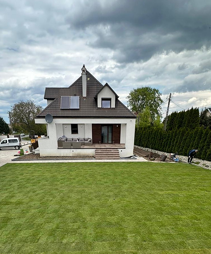 Dom jednorodzinny Pełkinie – 260&nbsp;m² trawnika z&nbsp;rolki