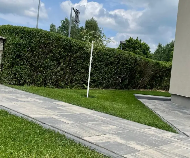 Efekt układania trawy z rolki przy domu w Szczecinku
