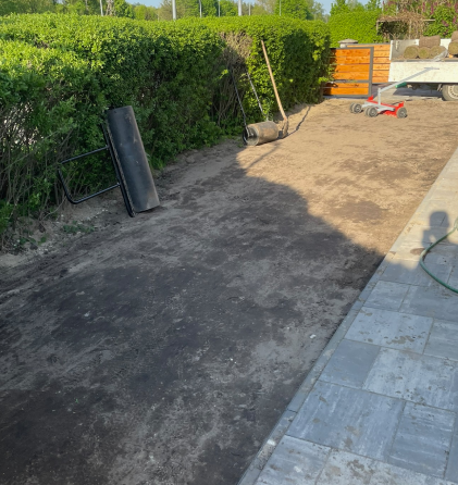 Wałowanie terenu przed układaniem trawy z rolki