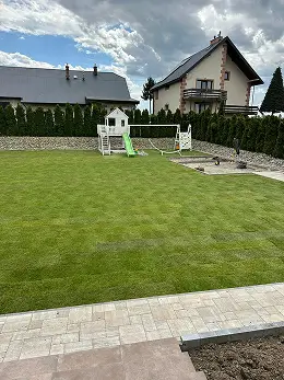 Świeżo ułożona trawa z rolki - ogród za domem, Pełkinie