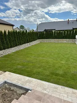 Gotowy trawnik z rolki - widok z boku posesji, Pełkinie
