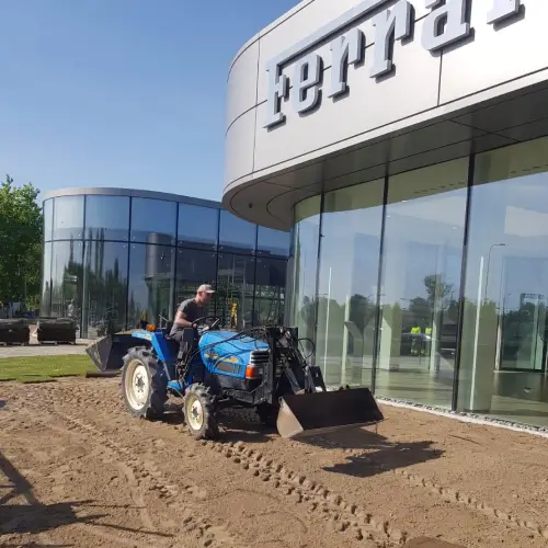 Wyrównywanie terenu maszynowo przed układaniem trawy z rolki