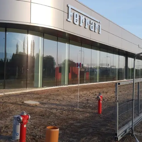 Przygotowanie podłoża pod trawnik z rolki — salon Ferrari Warszawa